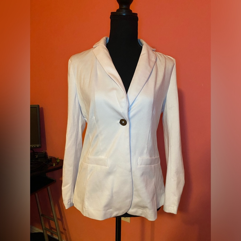 White Blazer with Notched Lapels and Tailored Fit